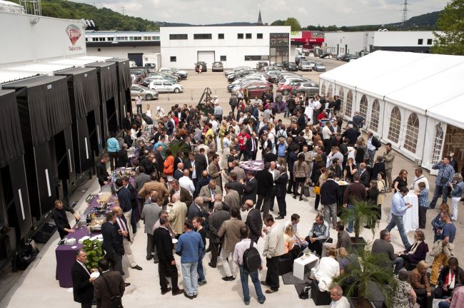 Manifestation privée pour l'inauguration d'un nouveau batiment